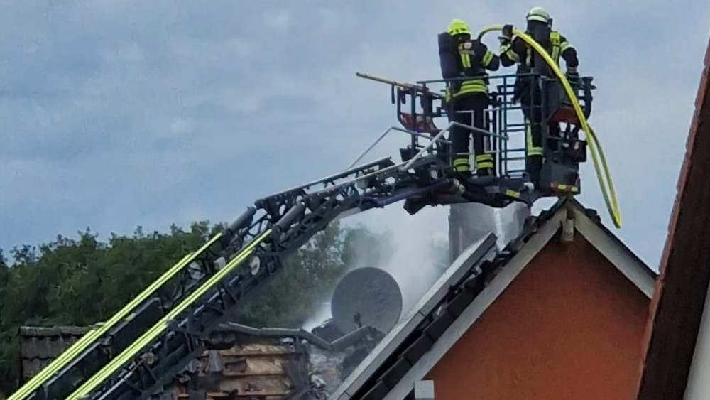 Die Feuerwehr war mit einem Großaufgebot im Einsatz, um die beiden Häuser zu löschen.