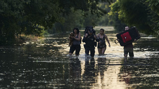Staudamm in Ukraine zerstört: Tausende Menschen vom Wasser bedroht