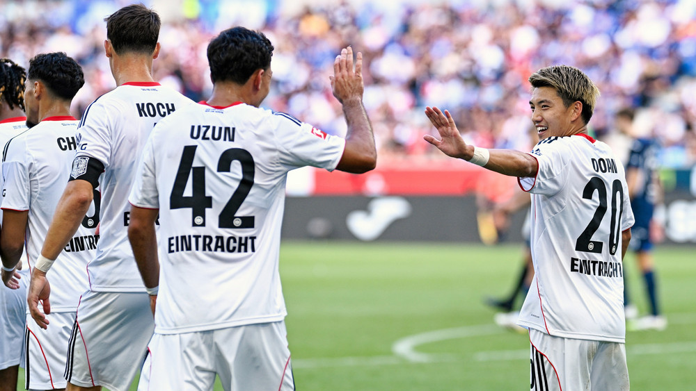 Can Uzun (l) und Ritsu Doan (r) sorgen mit ihren Treffern für den Sieg der Frankfurter.
