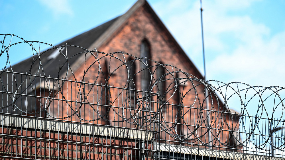 In dem Bremer Gefängnis sollen Bedienstete Drogen und Lebensmittel für Inhaftierte geschmuggelt haben.