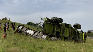 Unfall in Birkenau: Mann überschlägt sich mehrfach mit Mähdrescher