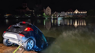 Kurioses Bild bei Seligenstadt: Auto fast komplett im Main versenkt