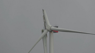 Gefahr von oben: Windrad sperrt Autobahn