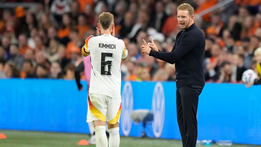 Der Bundestrainer und sein Kapitän: Julian Nagelsmann (r) beim Länderspiel mit Joshua Kimmich.