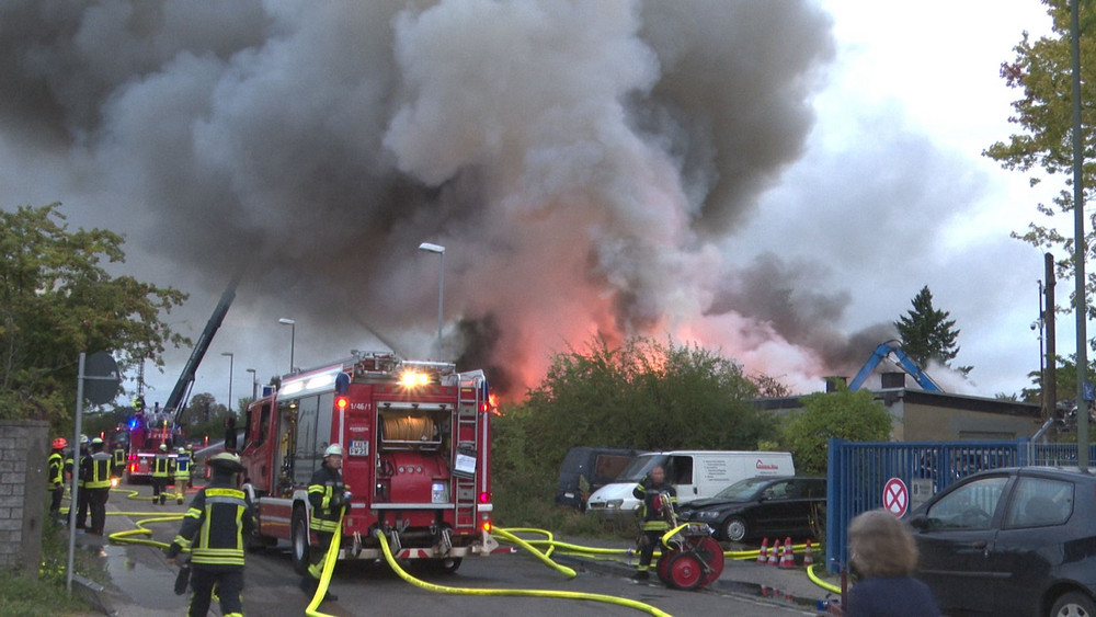 Großbrand auf Schrottplatz
