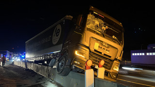 Stau A7 / A4 am Kirchheimer Dreieck: Sattelzug steht auf Schutzplanke