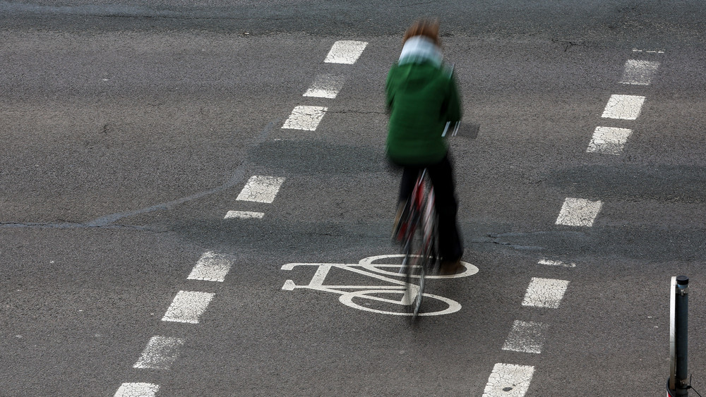 Polizei sucht flüchtige Radfahrerin: Frau in Linienbus bei Vollbremsung schwer verletzt (Symbolbild).
