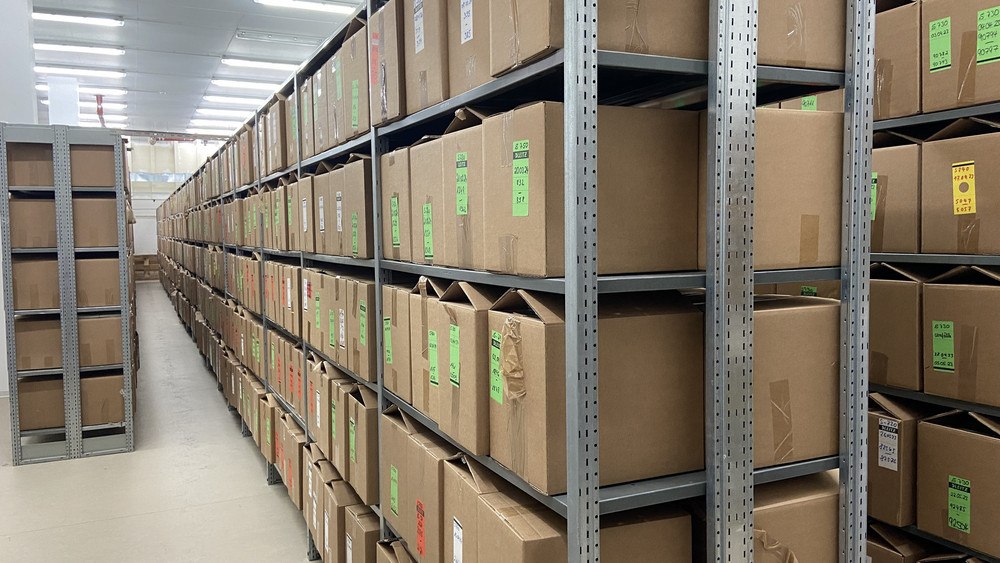 So groß wie ein Basketball-Platz. Das hier sind die Bußgeld-Akten von 17 Monaten.