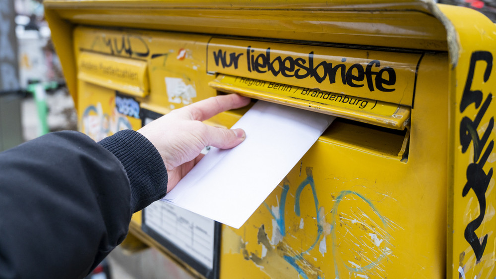Viele Menschen in Deutschland müssen wahrscheinlich in Zukunft länger auf Post warten.