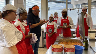 Sternekoch Stefan Marquard kocht Mittagessen mit Schülern in Wetzlar