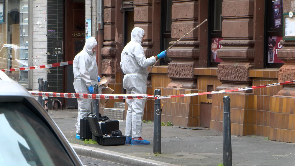 Kriminaltechniker untersuchen den Tatort in Mannheim.