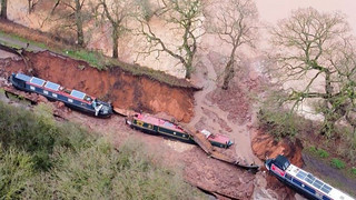 Video: Riesiges Loch verschlingt Boote in Shropshire, Großbritannien