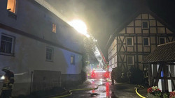 Terrassenbrand in Hauneck-Bodes: 65 Einsatzkräfte rücken nachts zum Wohnhaus aus