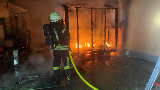 Unterstand in Wetzlaer Hinterhof abgebrannt
