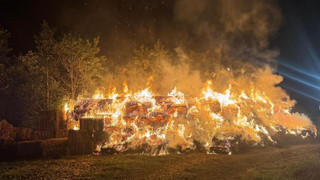 Strohballen brennen erneut: Feuerwehr kämpft in Lollar gegen Flammen