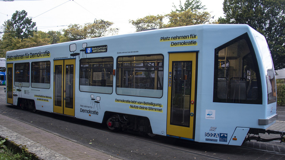 Der neue Tram-Wagen ist im Design der Initiative gestaltet und wird vorerst auf der Linie 1 zwischen Wilhelmshöhe und Vellmar eingesetzt.