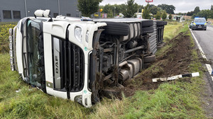 Mit Papier beladen: LKW in Neuental umgekippt