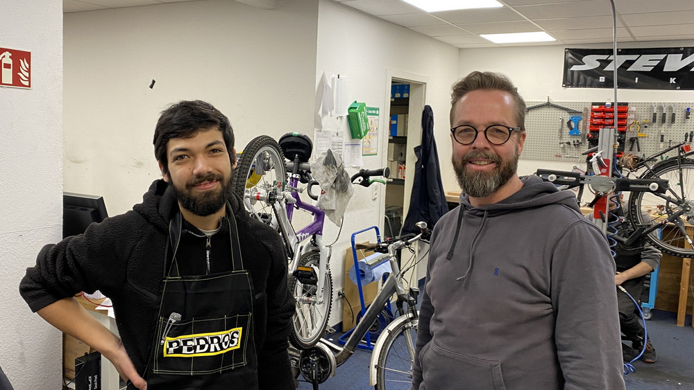 Werkstattleiter Karim El Leithy und Inhaber Jörg Godejohann in der Werkstatt des Fahrradgeschäfts "RadSchmidt" in Lich