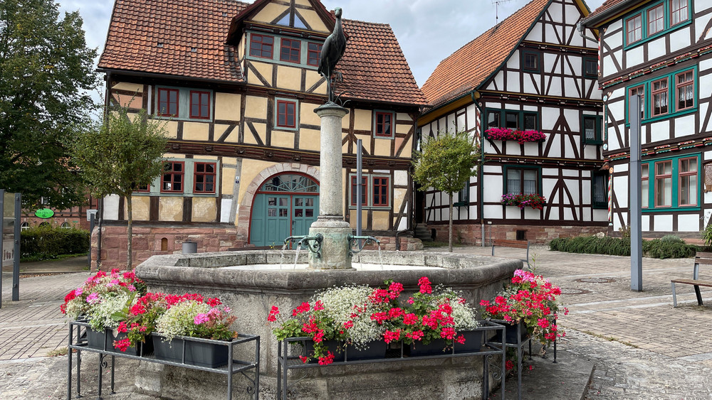 Der Gerstunger Marktplatz mit dem Storchenbrunnen. 