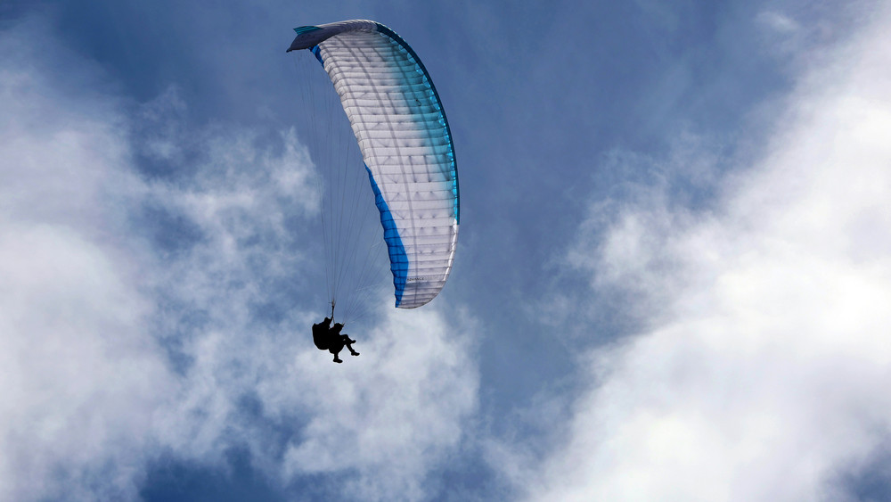 In Poppenhausen ist ein Gleitschirmflieger abgestürzt