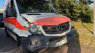 Rettungswagen kracht in Taxi: Schwerverletzter bei Unfall in Kelkheim