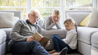 Oma Bep (71) und Opa Jos (71) haben jede Woche mindestens 7 Enkelkinder zu Besuch