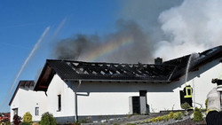 Rettungskräfte zu Garagenbrand alarmiert: Dach von neuem Haus in Flammen
