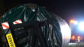Windradsegment stürzt vom Tieflader - Aufwendige Bergung mit Spezialkran