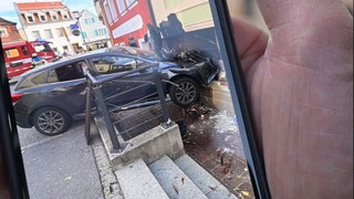 Auto kracht in Bamberg in Haus – zwei Menschen verletzt