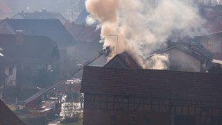 Zimmerbrand in Nüsttal-Rimmels: Schwierige Löscharbeiten