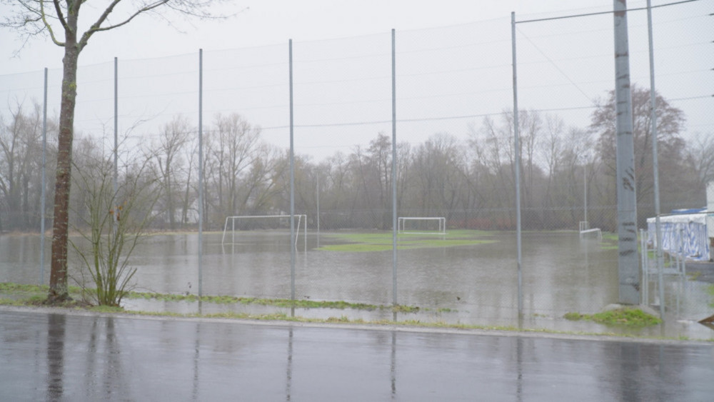 In Fulda-Bronnzell ist der Sportplatz wieder überflutet. Auch hier ist die Hochwasser-Meldestufe 2 überschritten worden. 