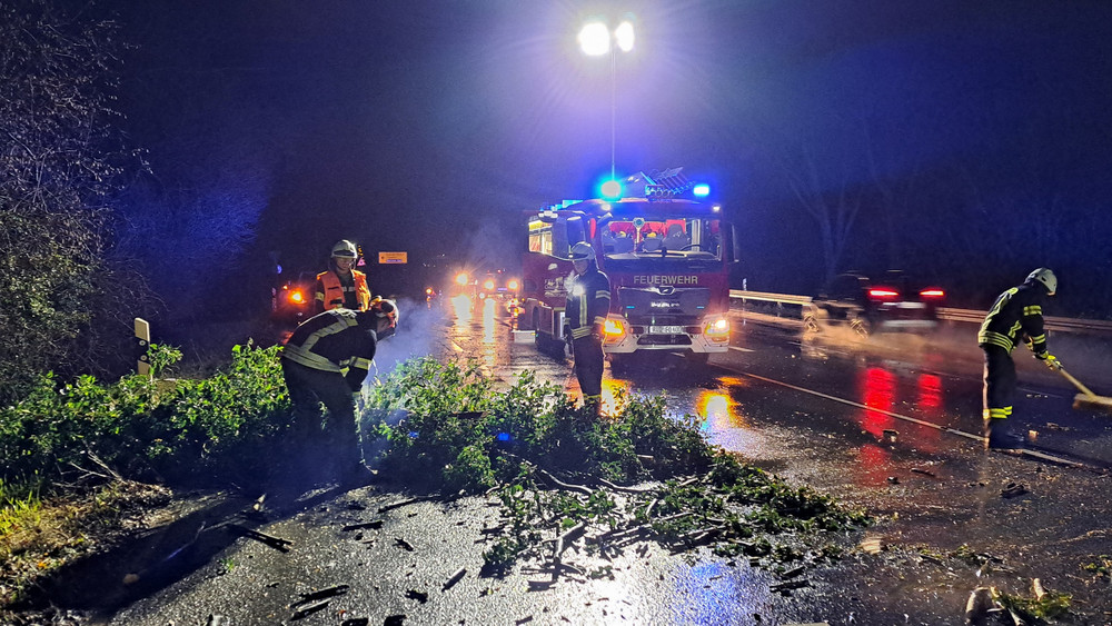 Bei einem Sturmeinsatz auf B42 hat die Feuerwehr Oestrich-Winkel alle Hände voll zu tun.