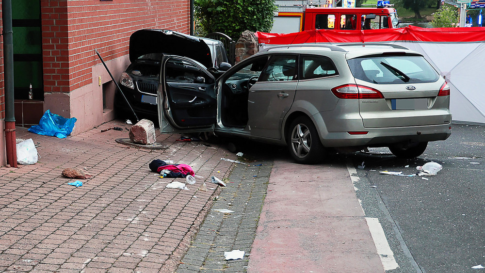 Zwei Fahrzeuge stehen im unterfränkischen Landkreis Miltenberg an der Unfallstelle. Ein Autofahrer ist auf der Kerb in eine Gruppe feiernder Menschen auf dem Fußweg gefahren. Es gab mehrere Leichtverletzte, wie die Polizei mitteilte.