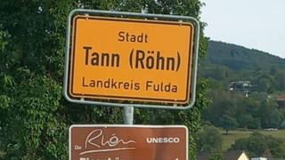 Röhn statt Rhön: Falsches Ortsschild von Tann sorgt für Schmunzler