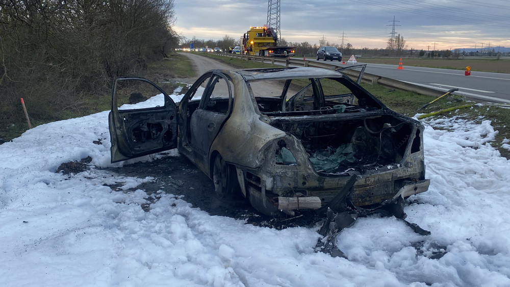 Mercedes bei Frankenthal völlig ausgebrannt