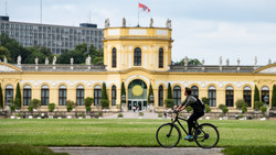 Stadtwette: 100 Menschen mit 100 Nationalitäten für Foto
