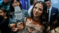 Video: Bulgarien empfängt Eurovision-Siegerin Dara mit Pokal