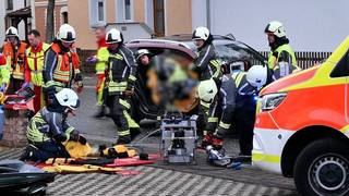 Fahrzeug kommt von Straße ab und prallt gegen Baum - Zwei Verletzte