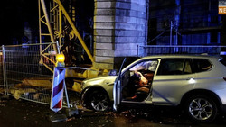 Pkw kracht in Baustellenkran - Fahrer kann sich selbst befreien