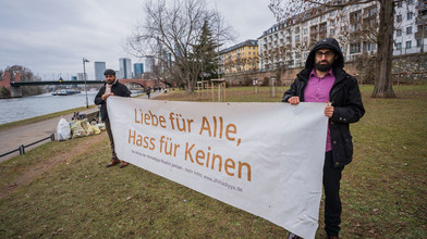 Muslimische Jugendliche in Frankfurt beim Neujahrsputz