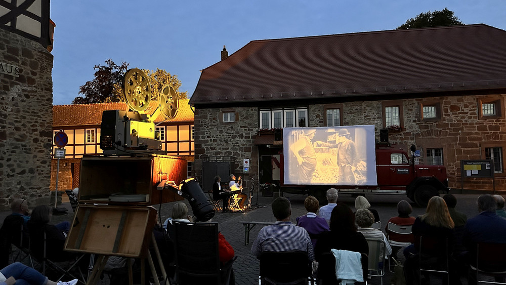 In Alsfeld wird es heute nostalgisch: Das Wanderkino zeigt Stummfilme (Archivbild von einer Vorführung in Neustadt). 