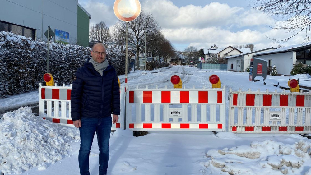 Ab dem 15. Januar beginnen die Arbeiten im Marktflecken Mengerskirchen. Bürgermeister Daniel Melchert zeigt die bereits gesperrte Straße.