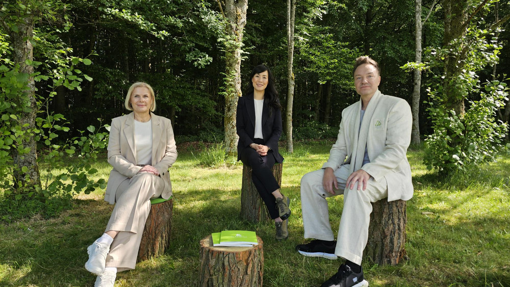 Dr. Gisela Immich, Prof. Melissa Lem und Henning Strauss bei einer gemeinsamen Pressekonferenz am Rande des künftigen Kur- und Heilwalds. 