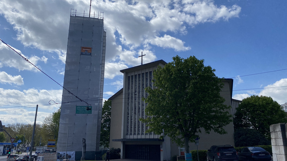 Seit Februar laufen Sanierungsarbeiten am Kirchturm der St. Bonifatius-Kirche in Kassel. 