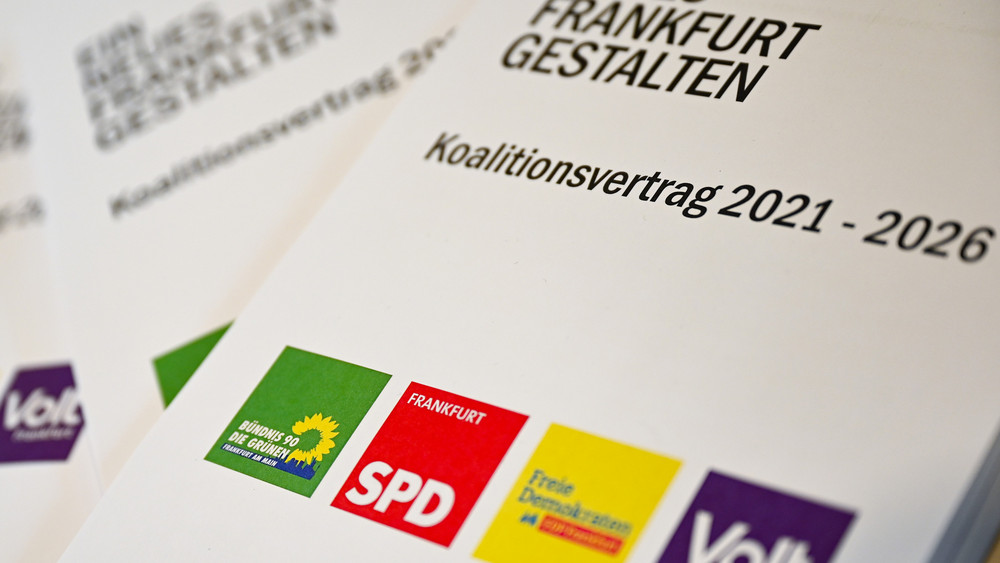 Exemplare des Koalitionsvertrags 2021-2026 mit dem Motto "Ein neues Frankfurt gestalten". Jetzt ist dieses "Ampel-Plus"-Bündnis im Römer geplatzt.