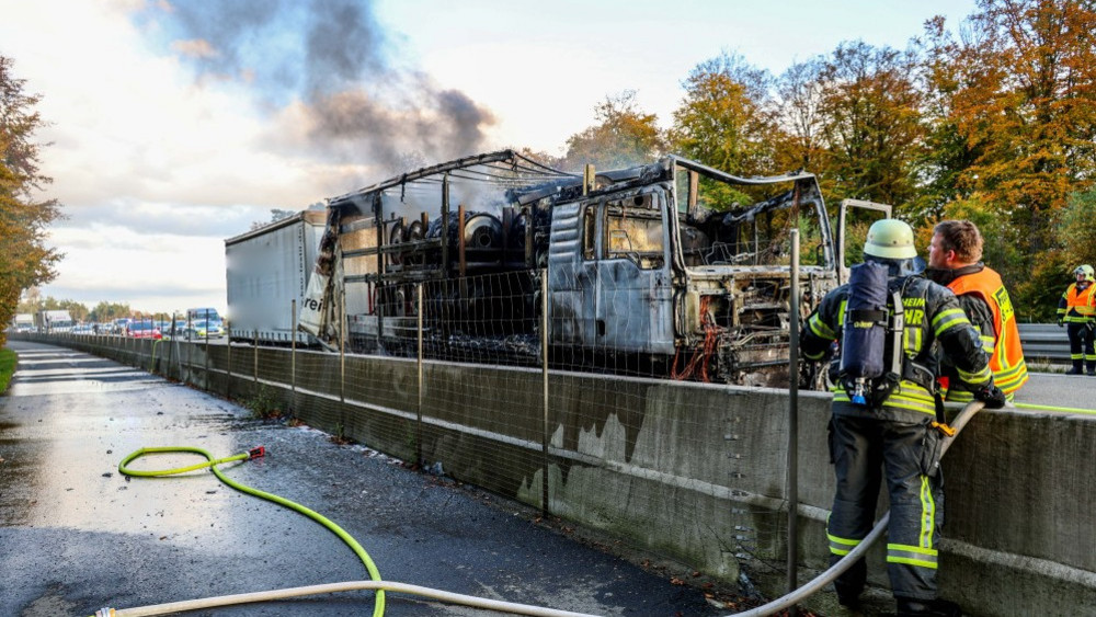 Der LKW wurde bei dem Brand vollständig zerstört.