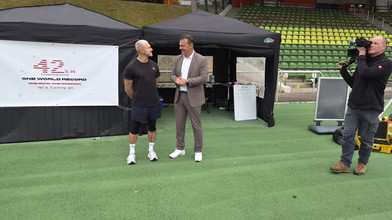 Rekordversuch in Baunatal: 42 Kilometer Burpee Broad Jumps