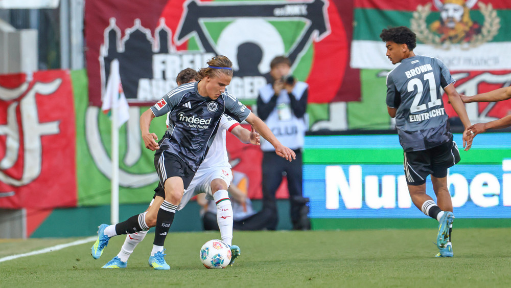 Frankfurts Startelf-Debütant Love Arrhov (linsk) und Nathaniel Brown (rechts) beim Auswärtsspiel in Augsburg.