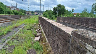 Rohe Gewalt: Unbekannte beschädigen Brücke in Hünfeld