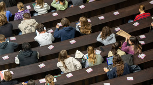 Kinder erhalten Diplome für erfolgreiche Teilnahme an Kinderuni